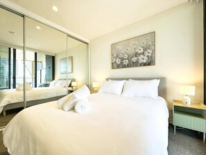 Een bureau, een strijkplank/strijkijzer, wifi, beddengoed