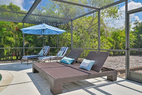 Sunshine Oasis! Minutes from your toes in the sand!! Pool and Relaxtion