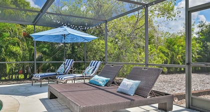 Sunshine Oasis! Minutes from your toes in the sand!! Pool and Relaxtion