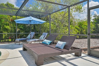 Sunshine Oasis! Minutes from your toes in the sand!! Pool and Relaxtion