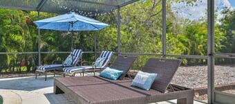 Sunshine Oasis! Minutes from your toes in the sand!! Pool and Relaxtion