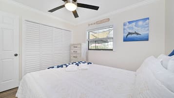 Een strijkplank/strijkijzer, reisbedje, gratis wifi, beddengoed