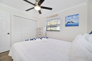 Bügeleisen/Bügelbrett, Reisekinderbett, kostenloses WLAN, Bettwäsche