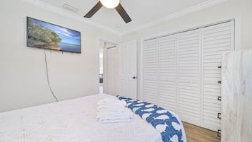 Bügeleisen/Bügelbrett, Reisekinderbett, kostenloses WLAN, Bettwäsche