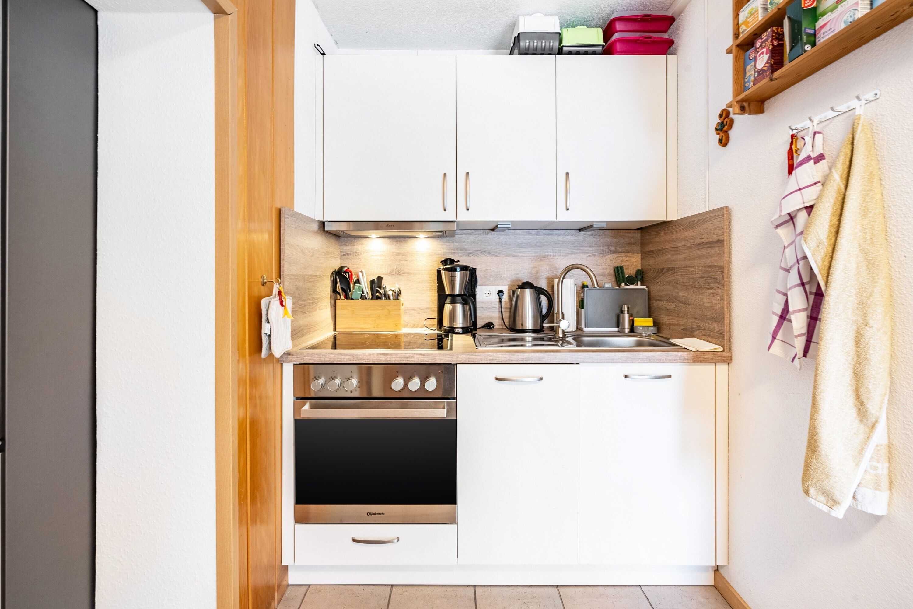 Frigorífico, microondas, horno y placa de cocina