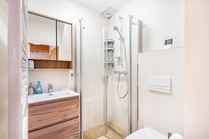 Shower, free toiletries, towels - Duplex Apartment 'Casita' with Shared Garden & Wi-Fi (Burgstädt)