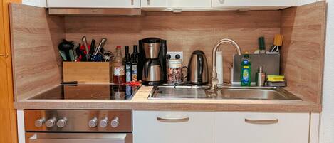 Kühlschrank, Mikrowelle, Ofen, Herdplatte