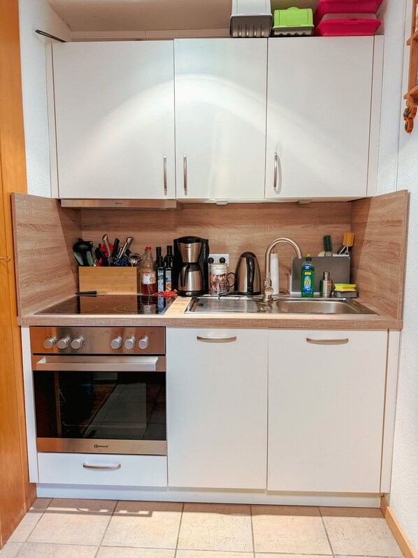 Geladeira, micro-ondas, fogão, cooktop