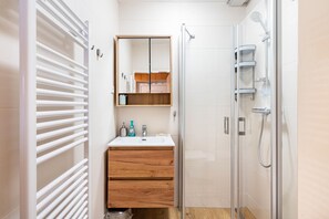 Regadera, amenidades de baño gratuitas, toallas 