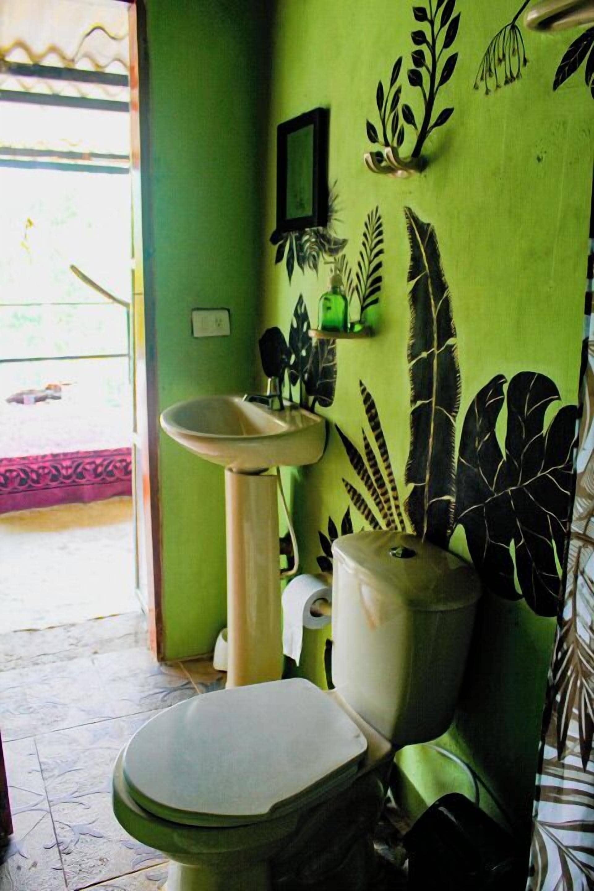 Handuk, sabun,  dan tisu toilet