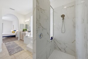 Dusche, Whirlpool, Haartrockner, Handtücher