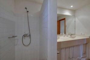 Douche, sèche-cheveux, serviettes fournies
