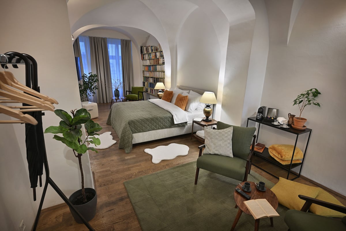 Deluxe Apartment | Iron/ironing board, free WiFi, bed sheets