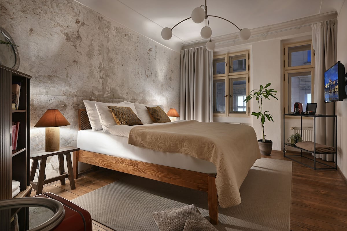 Deluxe Double Room | Iron/ironing board, free WiFi, bed sheets