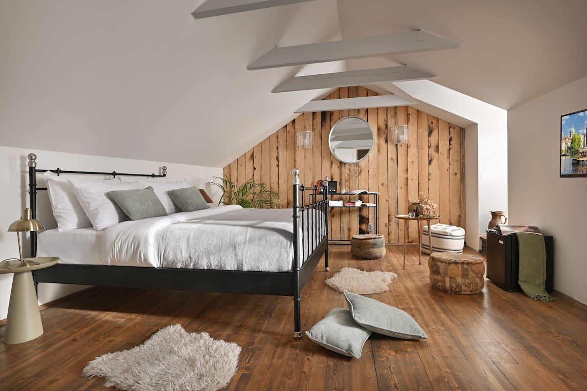 Loft, Patio | Iron/ironing board, free WiFi, bed sheets