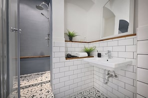 Quadrupla Deluxe | Bagno | Set di cortesia firmato, asciugacapelli, accappatoio, asciugamani