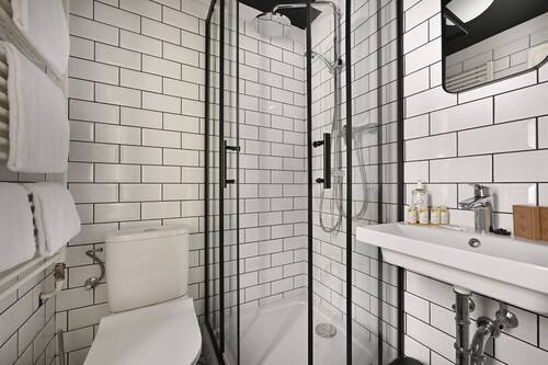 Quarto casal superior | Banheiro | Produtos de toalete de grife, secador de cabelo, roupões de banho