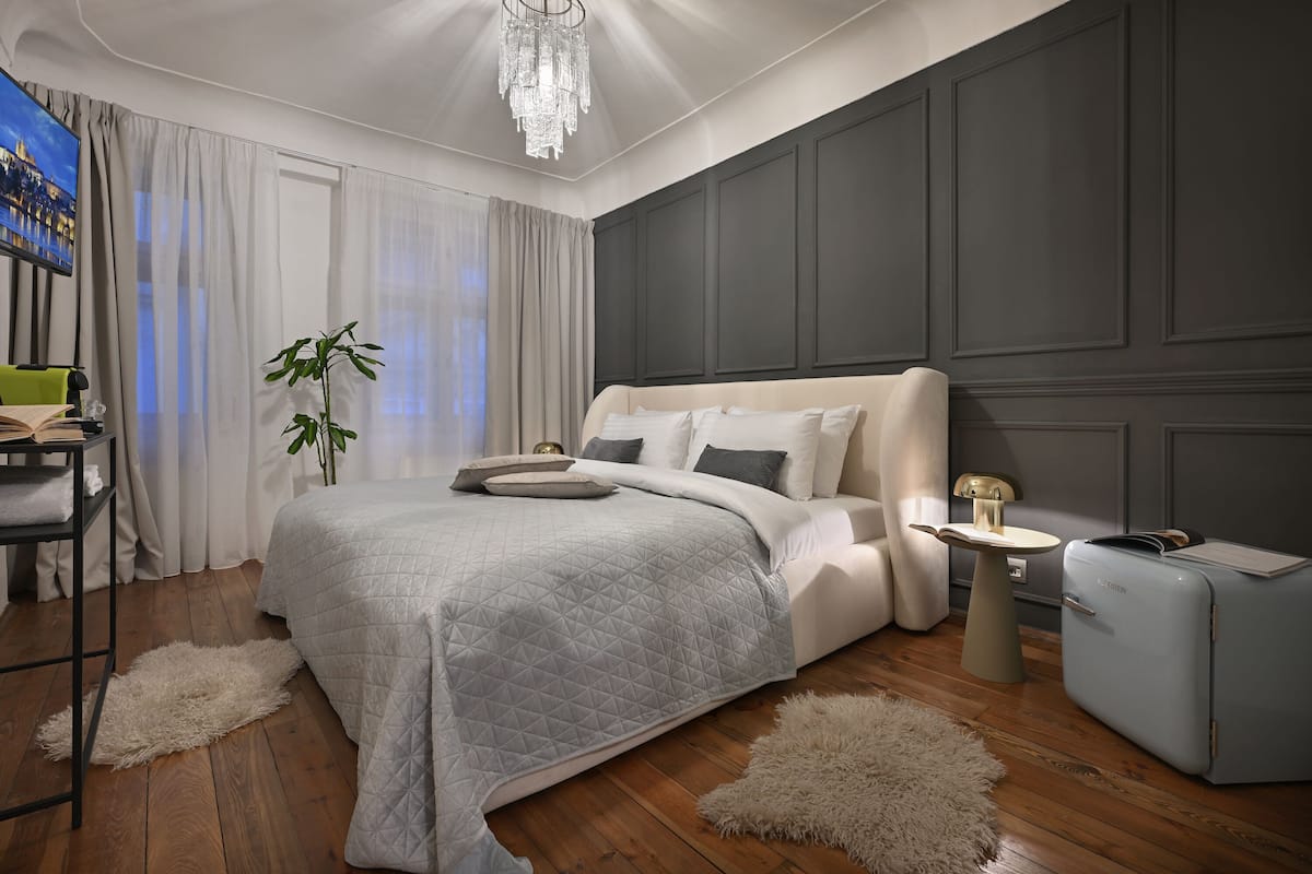 Iron/ironing board, free WiFi, bed sheets