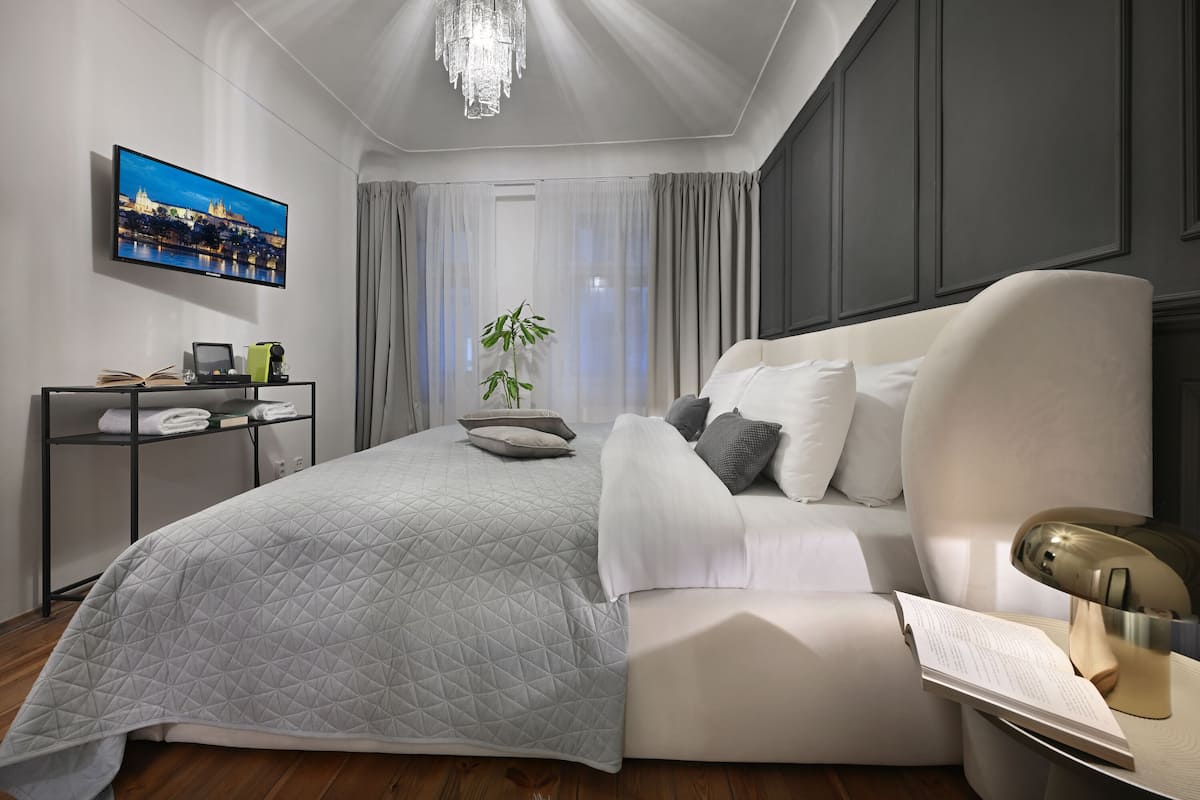 Iron/ironing board, free WiFi, bed sheets