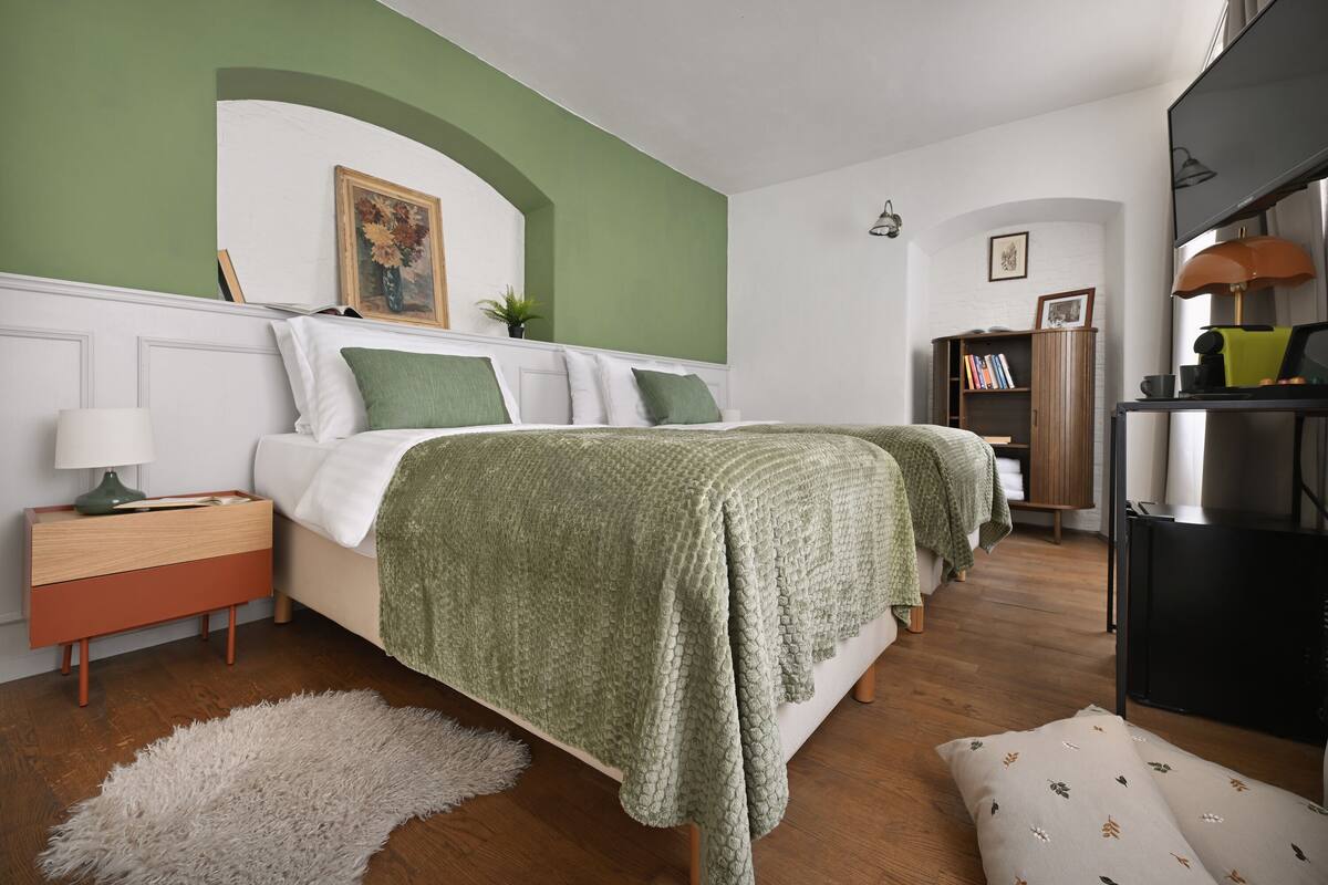 Habitación Deluxe doble, 2 camas individuales | Tabla de planchar con plancha, wifi gratis, ropa de cama