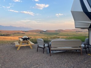 Outdoor dining - 2-bedroom get away just 10 minutes from Polson (Polson)