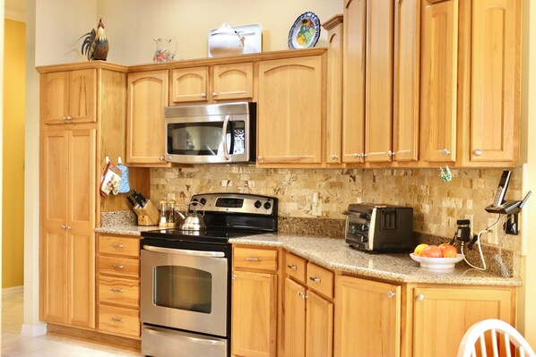 Fridge, microwave, oven, stovetop - 3/2 Designer in the Village of Hadley (The Villages)