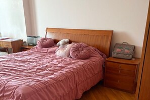 2 slaapkamers, een strijkplank/strijkijzer, wifi, beddengoed