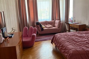 2 slaapkamers, een strijkplank/strijkijzer, wifi, beddengoed