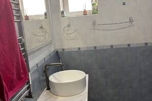 Een haardroger, handdoeken, toiletpapier