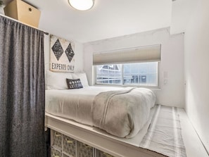 1 bedroom, desk, free WiFi, bed sheets - Prime Main Street location in Breckenridge (Breckenridge)