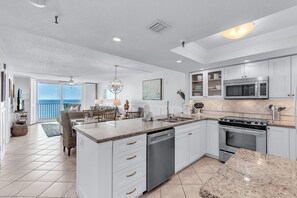 Condo, varias camas (Sand Castle II #2602 - Premier) | Cocina privada | Horno y tostadora 