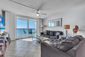 Condo, varias camas (Sand Castle II #2602 - Premier) | Área de sala de estar