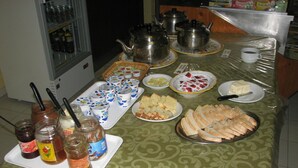 A buffet table with various food items and condiments. - Ostello della Pace Assisi (Assisi)