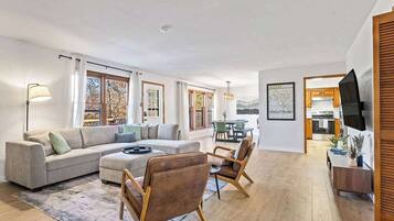 Een televisie en een open haard