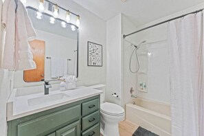 Een douche, een haardroger, handdoeken