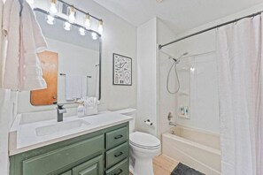 Een douche, een haardroger, handdoeken