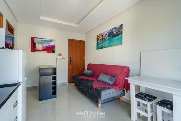 Lejlighed | Opholdsområde | 32-tommers smart-tv med digitale kanaler