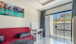 Lejlighed | Opholdsområde | 32-tommers smart-tv med digitale kanaler