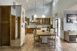 Dining - La Villa de los Mares – Family Villa with Pool and Sea Views on the Costa Brava (Bell-Lloch)