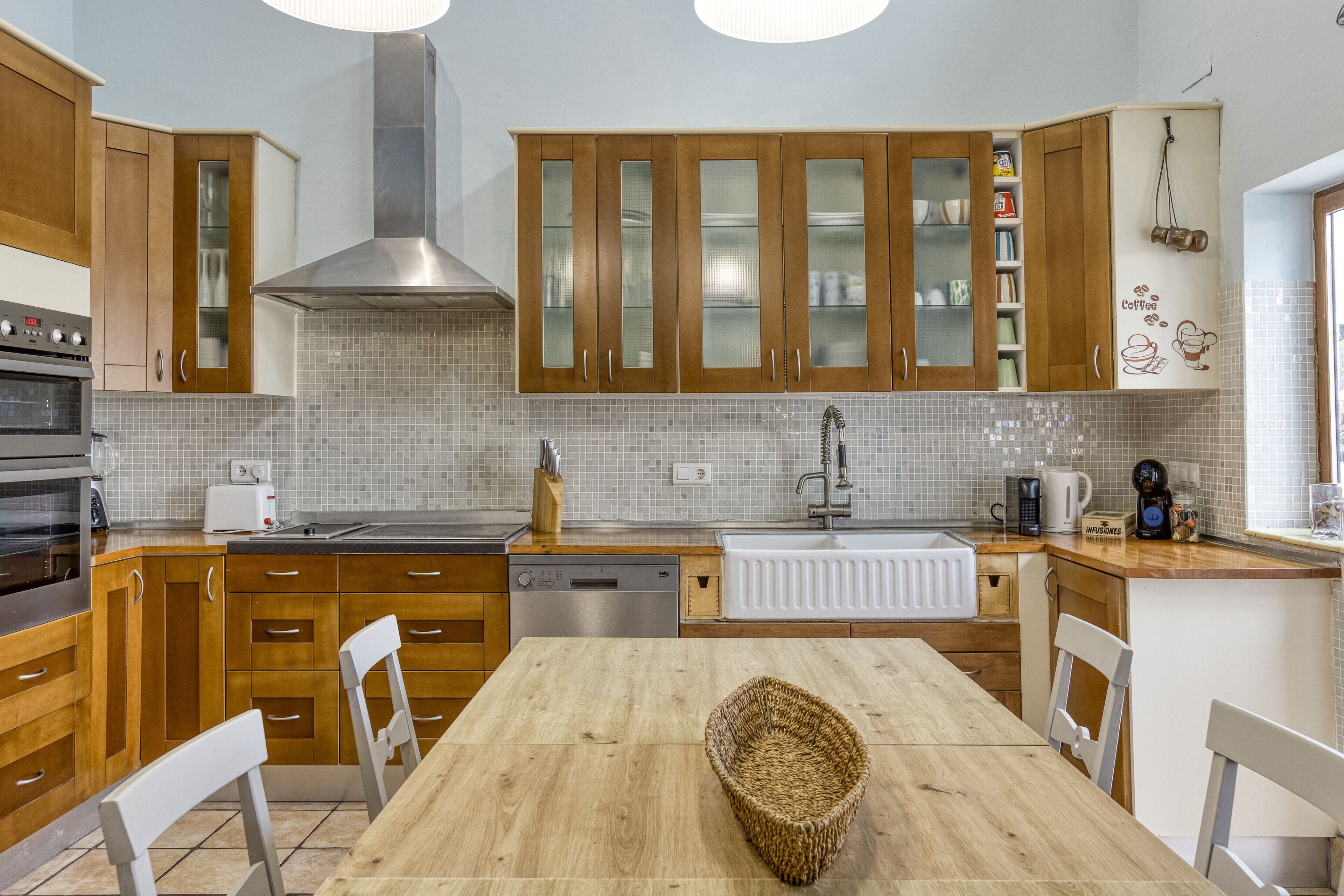 Frigorífico, microondas, horno y placa de cocina