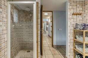 Een douche, een haardroger, handdoeken