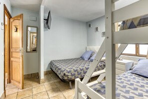 3 bedrooms, iron/ironing board, WiFi, bed sheets - La Villa de los Mares – Family Villa with Pool and Sea Views on the Costa Brava (Bell-Lloch)