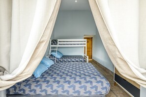 3 habitaciones, tabla de planchar con plancha, wifi y ropa de cama 