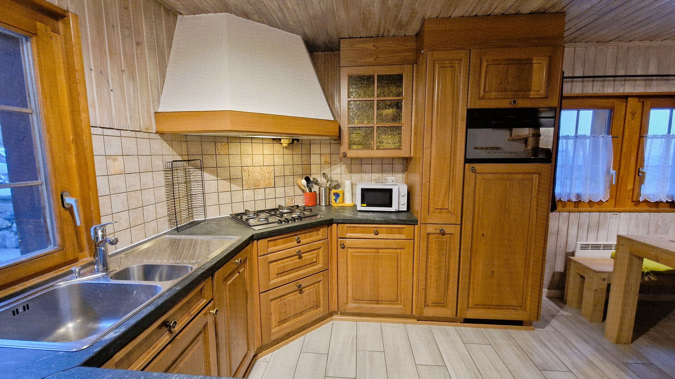 Een koelkast, een microgolfoven, een oven, een vaatwasser