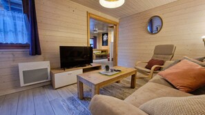 TV, fireplace - Chalet le Montparnasse 4 personnes charmant (Les Haudères)