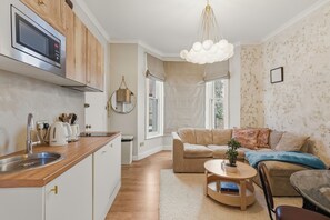Living area - Charming Modern One-Bed in Vibrant West London (London)