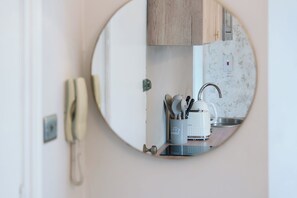 Interior - Charming Modern One-Bed in Vibrant West London (London)