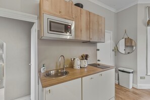 Fridge, microwave, oven, stovetop - Charming Modern One-Bed in Vibrant West London (London)