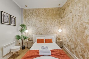 1 bedroom, iron/ironing board, Internet, bed sheets - Charming Modern One-Bed in Vibrant West London (London)