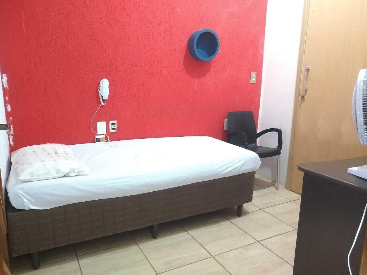 Enkeltrom | Blendingsgardiner, strykejern/-brett og wi-fi (inkludert)